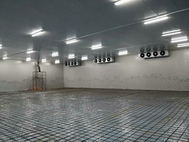 北京冷庫(kù)安裝制冷設(shè)備的要求 北京冷庫(kù)主要用于冷凍食品和冷藏。房間內(nèi)靠人工冷卻來(lái)保持低溫。在冰箱里，地板和屋頂都用厚絕緣材料覆蓋，以減少外部熱量傳遞。冷庫(kù)外壁一般為白